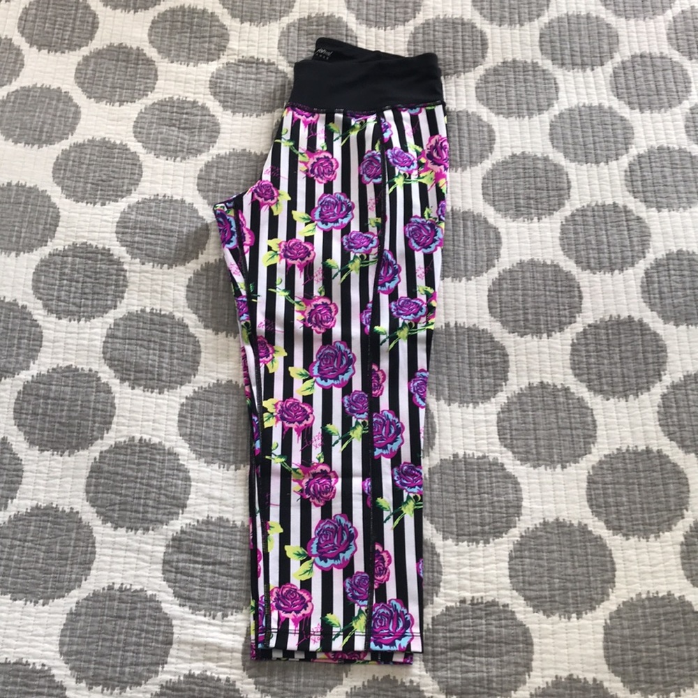 Betsy Johnson Performance Capris - image 4